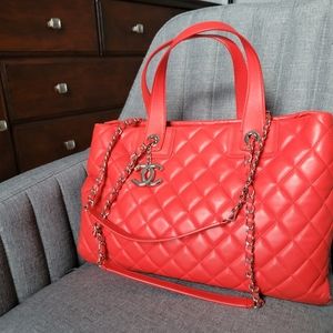 CHANEL
Red Quilted Lambskin Leather Chain Tote
